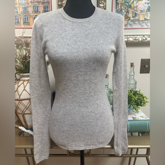 ELLEN TRACY 100% CASHMERE LIGHT GRAY CLASSIC LONG SLEEVE CREW NECK SWEATER SZ S - Picture 1 of 7
